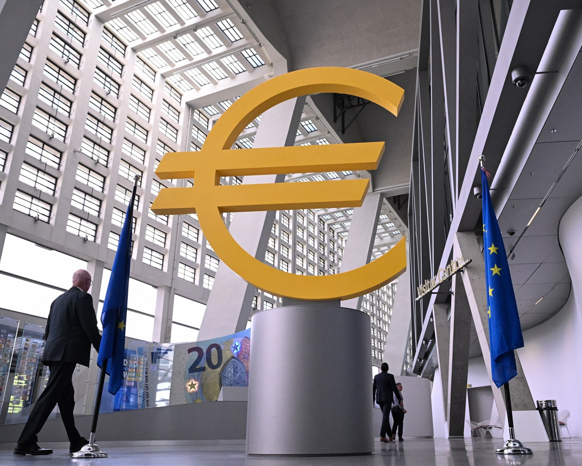 NHTW châu Âu tăng lãi suất lần đầu tiên kể từ 2023 vì lạm phát