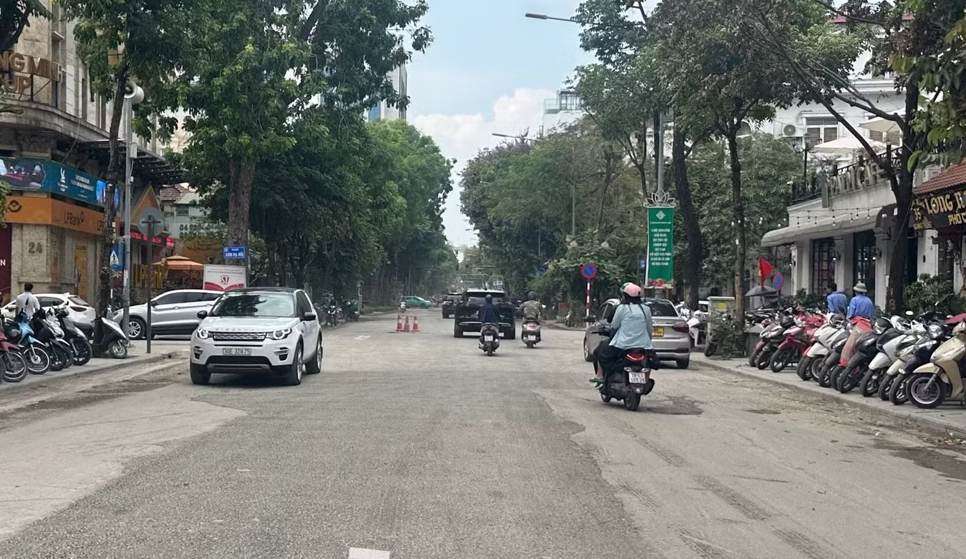 Tuyến phố Lý Thường Kiệt đoạn giao với Quán Sứ đã được dỡ rào, hoàn trả mặt bằng. Hà Nội yêu cầu khắc phục vi phạm tại công trình thoát nước Quang Trung - Quán Sứ - Ảnh 1.
