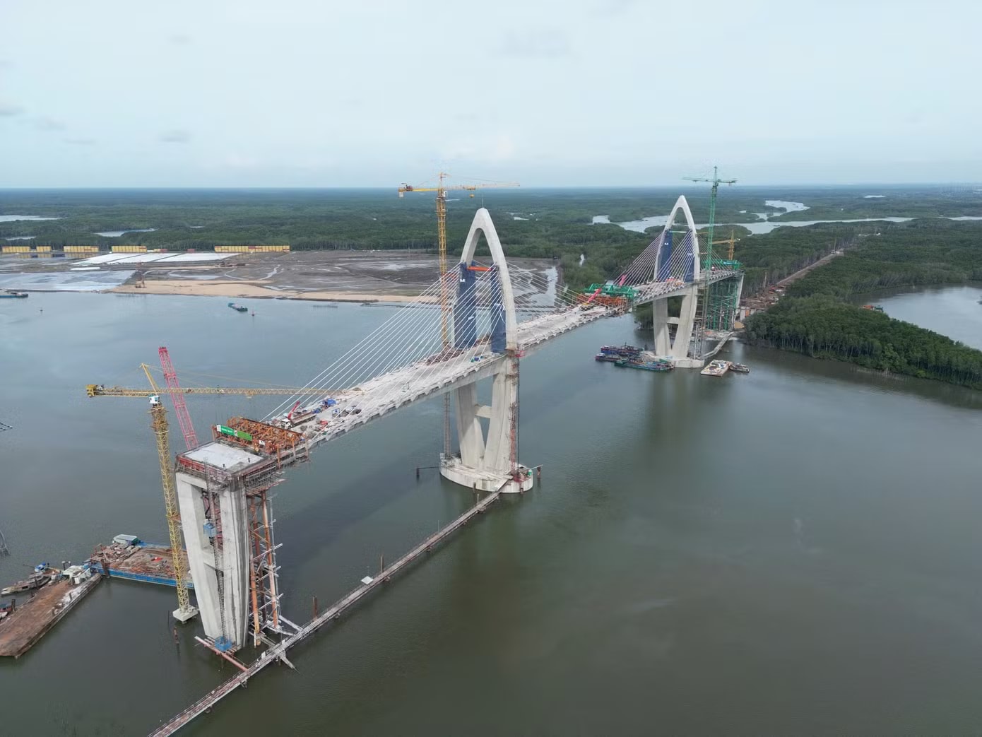Cầu Phước An là 1 trong 3 cây cầu có độ tĩnh không lớn nhất Việt Nam hiện nay và cầu dầm extradosed có khoảng cách giữa hai nhịp chính lớn nhất Việt Nam với 250m. Cận cảnh cầu gần 5.000 tỷ kết nối TPHCM - Đồng Nai trước ngày hợp long - Ảnh 4.