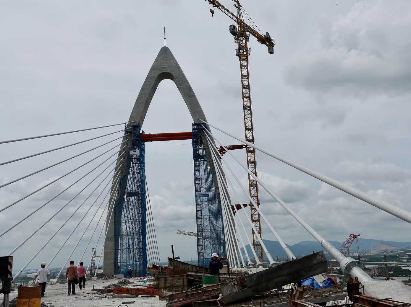 Dự án cầu Phước An có tổng chiều dài gần 4,4 km, trong đó phần cầu chính dài khoảng 3,5 km. Công trình được thiết kế theo tiêu chuẩn đường cấp III đồng bằng với quy mô 6 làn xe cơ giới. Theo kế hoạch cầu sẽ hoàn thành vào tháng 6/2027. Cận cảnh cầu gần 5.000 tỷ kết nối TPHCM - Đồng Nai trước ngày hợp long - Ảnh 6.
