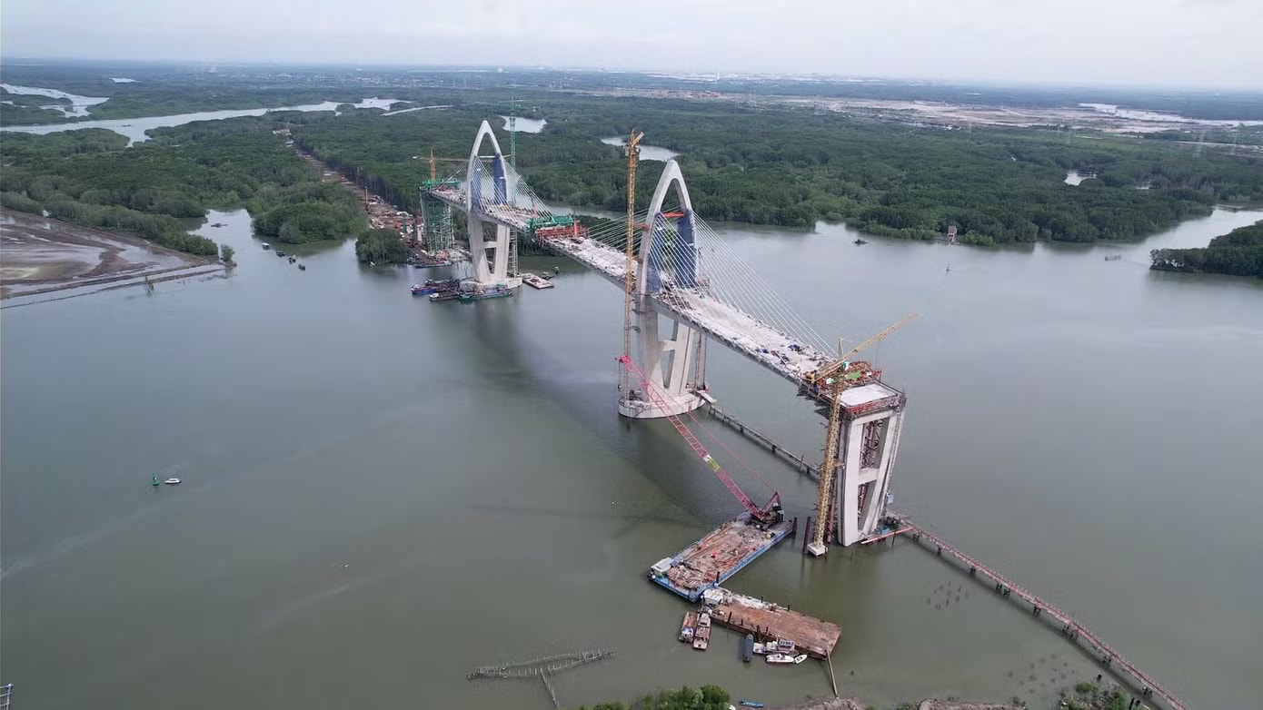 Không chỉ góp phần rút ngắn thời gian kết nối giữa các khu công nghiệp của Đồng Nai với cụm cảng nước sâu Cái Mép - Thị Vải, cầu Phước An còn được kỳ vọng giảm áp lực cho quốc lộ 51 và các tuyến giao thông hiện hữu trong khu vực. Dự kiến, khi đưa vào khai thác, công trình sẽ trở thành mắt xích quan trọng trong mạng lưới giao thông liên vùng, góp phần thúc đẩy phát triển logistics, nâng cao năng lực vận tải hàng hóa và hoàn thiện chuỗi cung ứng của vùng kinh tế trọng điểm phía Nam. Cận cảnh cầu gần 5.000 tỷ kết nối TPHCM - Đồng Nai trước ngày hợp long - Ảnh 7.