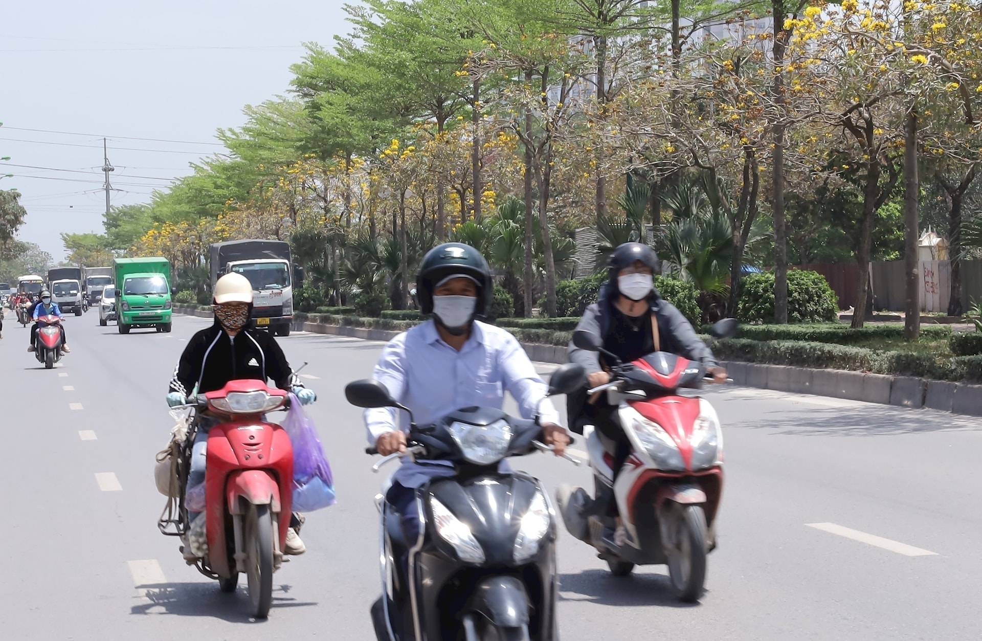 Nắng nóng gay gắt đầu tháng 6 khiến công suất tiêu thụ điện tại Hà Nội và toàn quốc tăng vọt