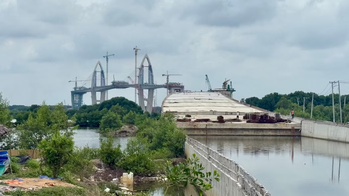Sau 2 năm thi công, đến nay cầu Phước An đang vượt tiến độ khoảng 8 tháng. Có những gói thầu đã đạt hơn 90% tiến độ như gói thầu xây lắp 39. Cận cảnh cầu gần 5.000 tỷ kết nối TPHCM - Đồng Nai trước ngày hợp long - Ảnh 3.