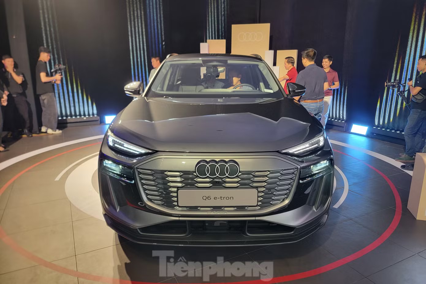 Mẫu SUV điện Audi Q6 e-tron đang được ưu đãi 200 triệu đồng. Ảnh: Lê Tuấn Nhiều mẫu ô tô giảm giá mạnh cả trăm triệu đồng trong tháng 6 - Ảnh 1.