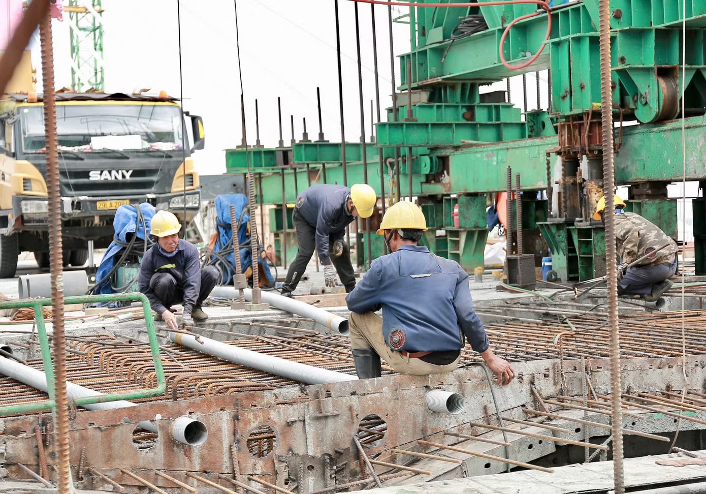 Những ngày này, trên công trường cầu Phước An, cây cầu vượt sông Thị Vải kết nối khu vực phường Phú Mỹ (TPHCM) với Nhơn Trạch (Đồng Nai) không khí thi công rộn ràng, đẩy nhanh tiến độ kịp thời hợp long vào cuối tháng 6. Cận cảnh cầu gần 5.000 tỷ kết nối TPHCM - Đồng Nai trước ngày hợp long - Ảnh 1.