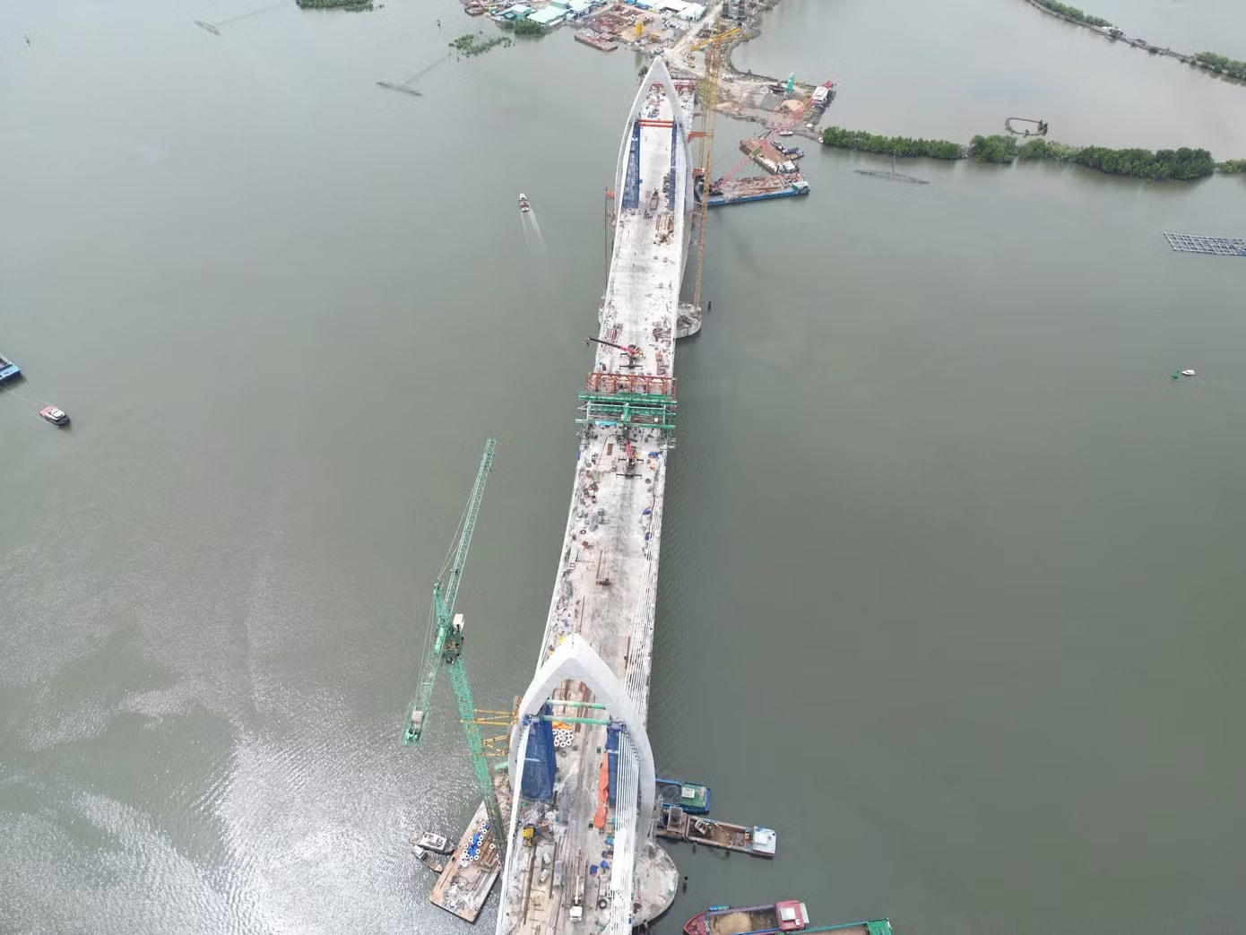 Dự án cầu Phước An có tổng mức đầu tư khoảng gần 5.000 tỷ đồng, hiện đang được thi công bắc qua sông Thị Vải. Đây là công trình hạ tầng giao thông trọng điểm giữ vai trò kết nối TPHCM với Đồng Nai, đặc biệt là kết nối cảng Cái Mép - Thị Vải với cao tốc Bến Lức - Long Thành. Cầu Phước An đưa vào khai thác, khoảng cách từ các tỉnh miền Tây đến Cái Mép - Thị Vải sẽ rút ngắn được 30km. Cận cảnh cầu gần 5.000 tỷ kết nối TPHCM - Đồng Nai trước ngày hợp long - Ảnh 2.