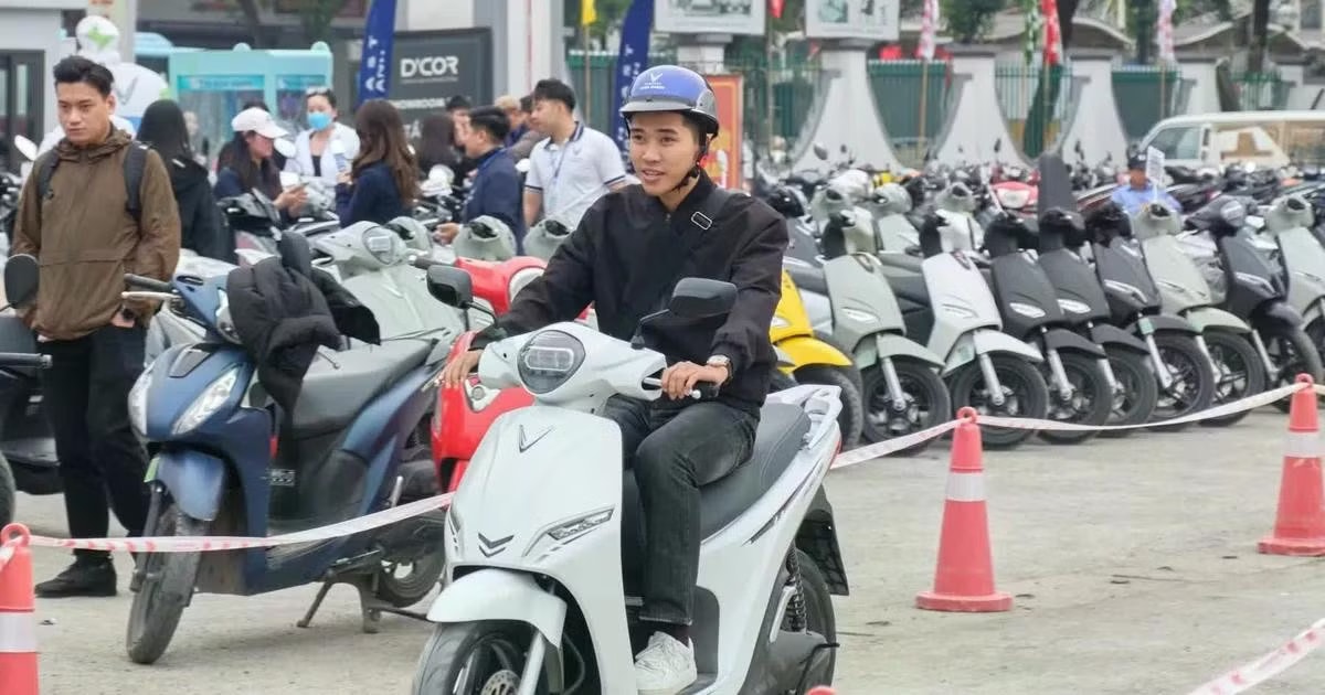 Hà Nội dự chi hơn 1.000 tỷ hỗ trợ người nghèo chuyển đổi xe điện - Ảnh 1.