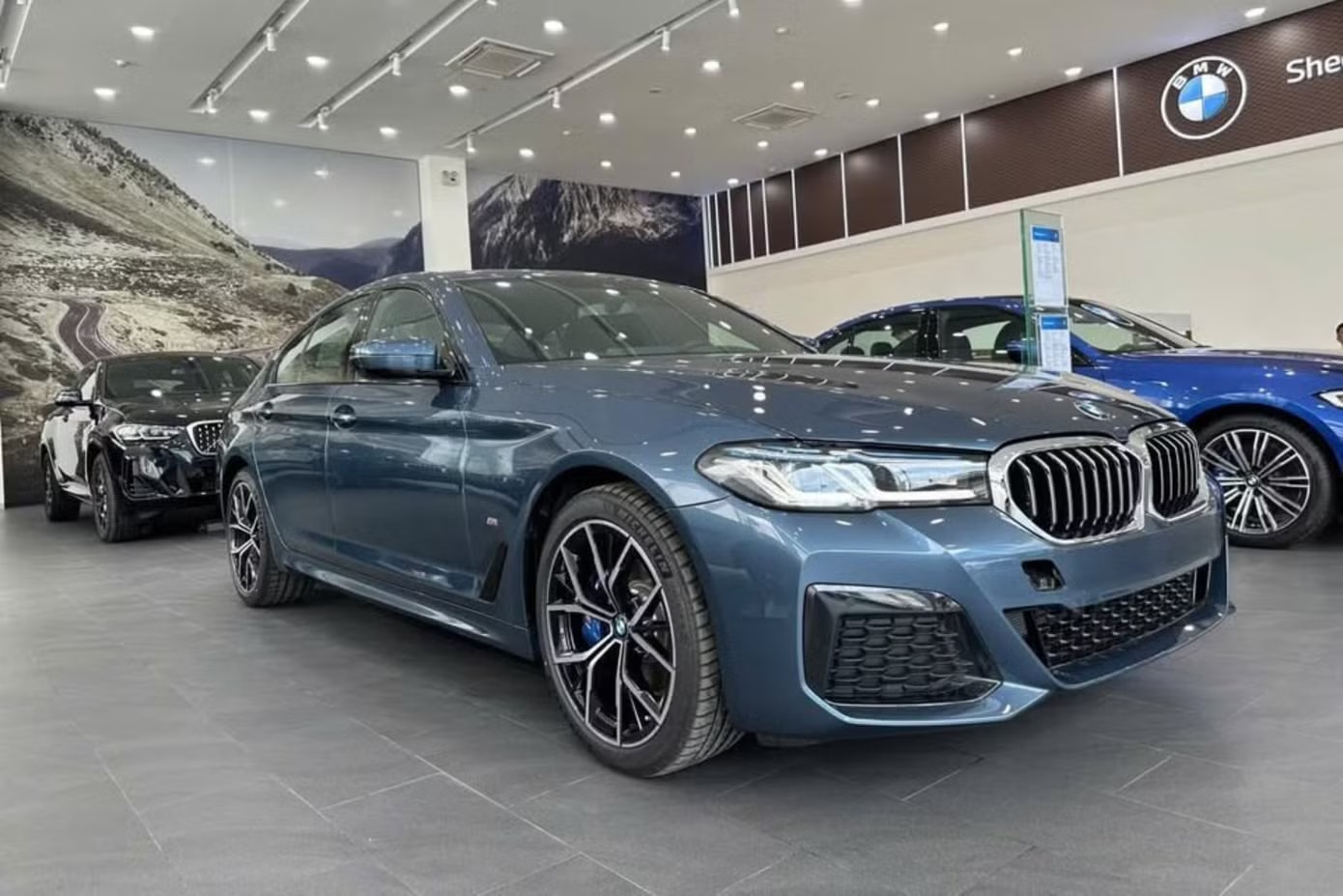 BMW 5 Series thế hệ cũ còn tồn ở đại lý đang được bán xả kho. Ảnh: Đại lý Nhiều mẫu ô tô giảm giá mạnh cả trăm triệu đồng trong tháng 6 - Ảnh 2.
