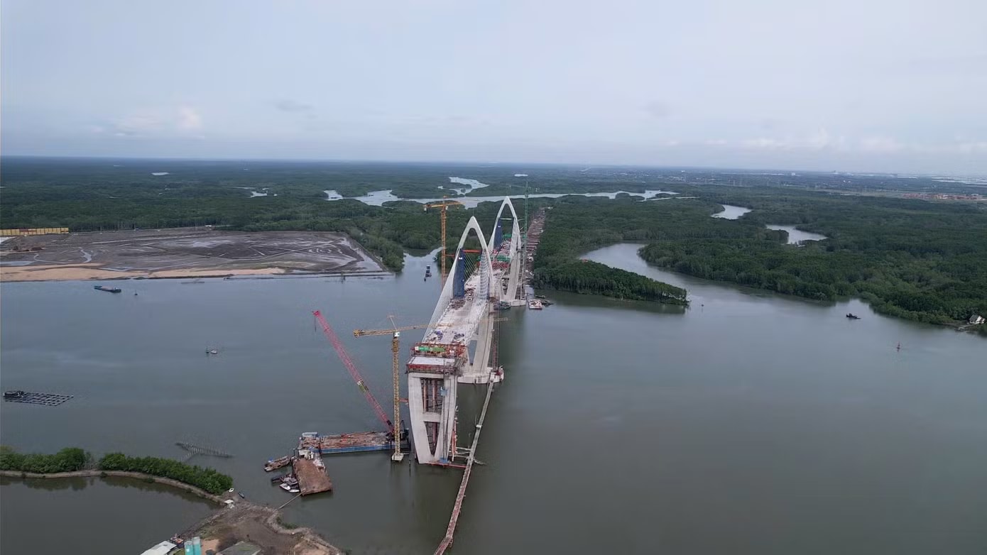 Dự kiến cuối tháng 6, liên doanh nhà thầu trên sẽ hợp long hai nhịp biên phụ sát với nhịp chính, tháng 7 sẽ hợp long hai nhịp chính. Cận cảnh cầu gần 5.000 tỷ kết nối TPHCM - Đồng Nai trước ngày hợp long - Ảnh 5.