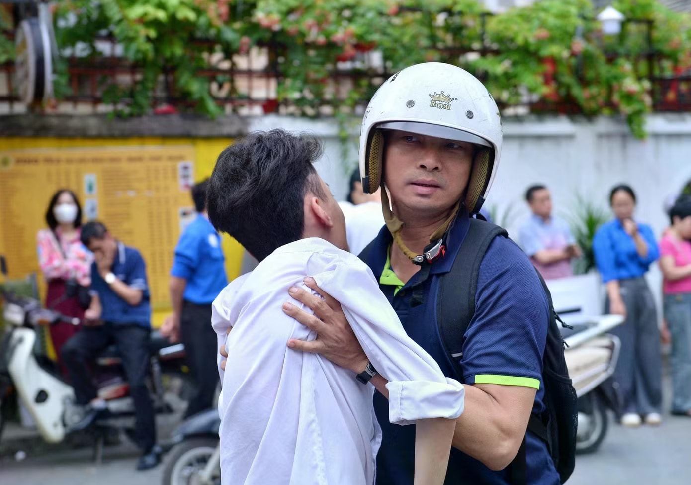 Trong hành trình đến trường, anh Đinh Thanh Lâm luôn là đôi chân của con. Ảnh: Đình Huy Thí sinh đặc biệt, 12 năm đến trường bằng đôi chân của cha - Ảnh 1.