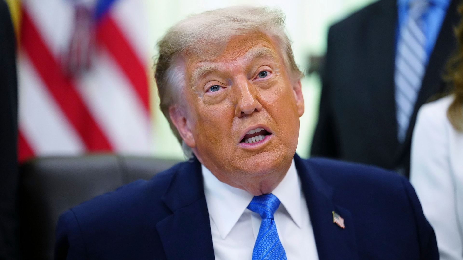 Ông Trump hạ lệnh 'giáng đòn rất mạnh', Iran cảnh báo chiến sự sẽ vượt khỏi Trung Đông: Thế giới nín thở - Ảnh 1.