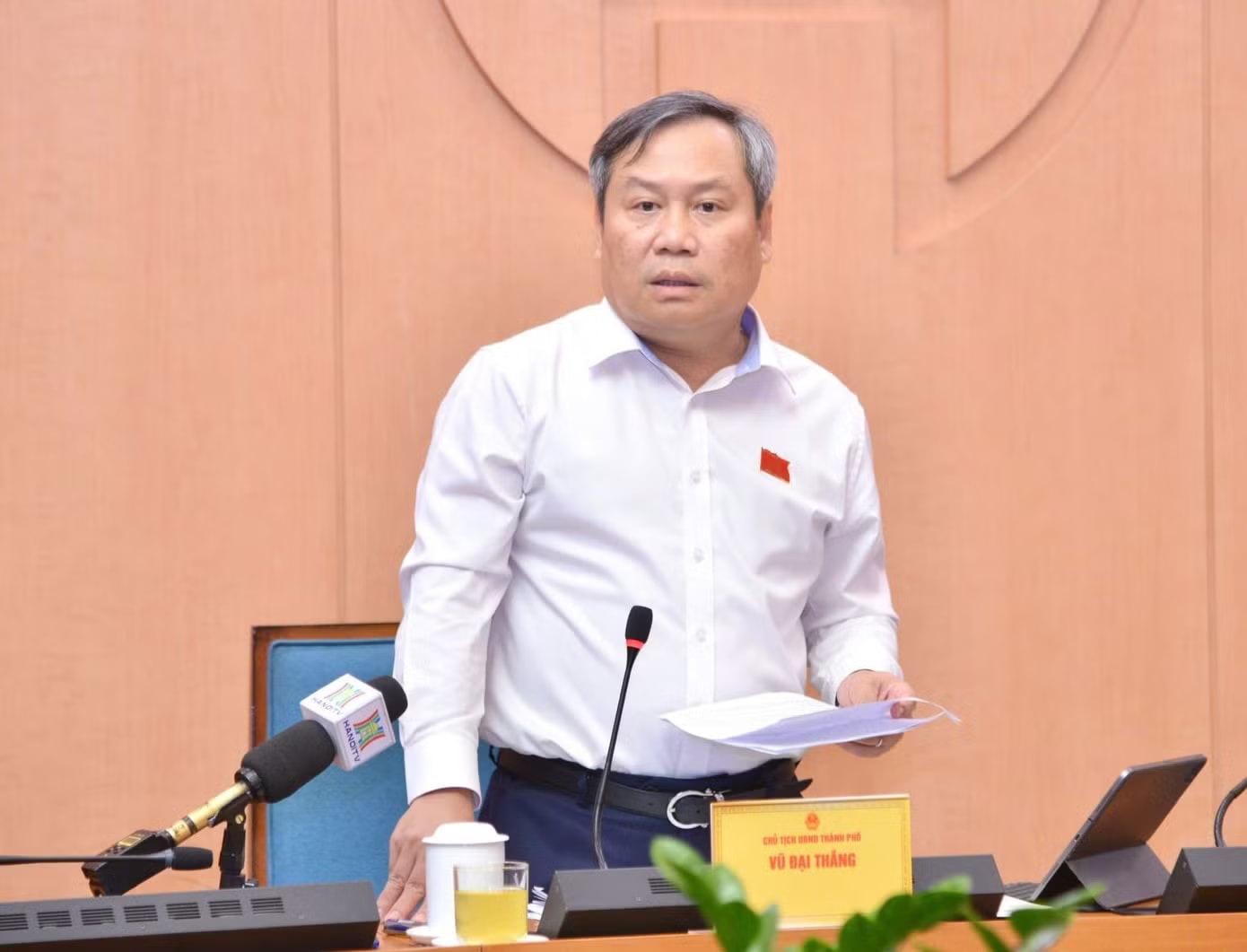 Chủ tịch UBND Thành phố Hà Nội Vũ Đại Thắng phát biểu tại phiên họp tổ Chủ tịch Hà Nội giải thích lý do ‘thu hẹp’ đối tượng được hỗ trợ chuyển đổi sang xe điện - Ảnh 1.