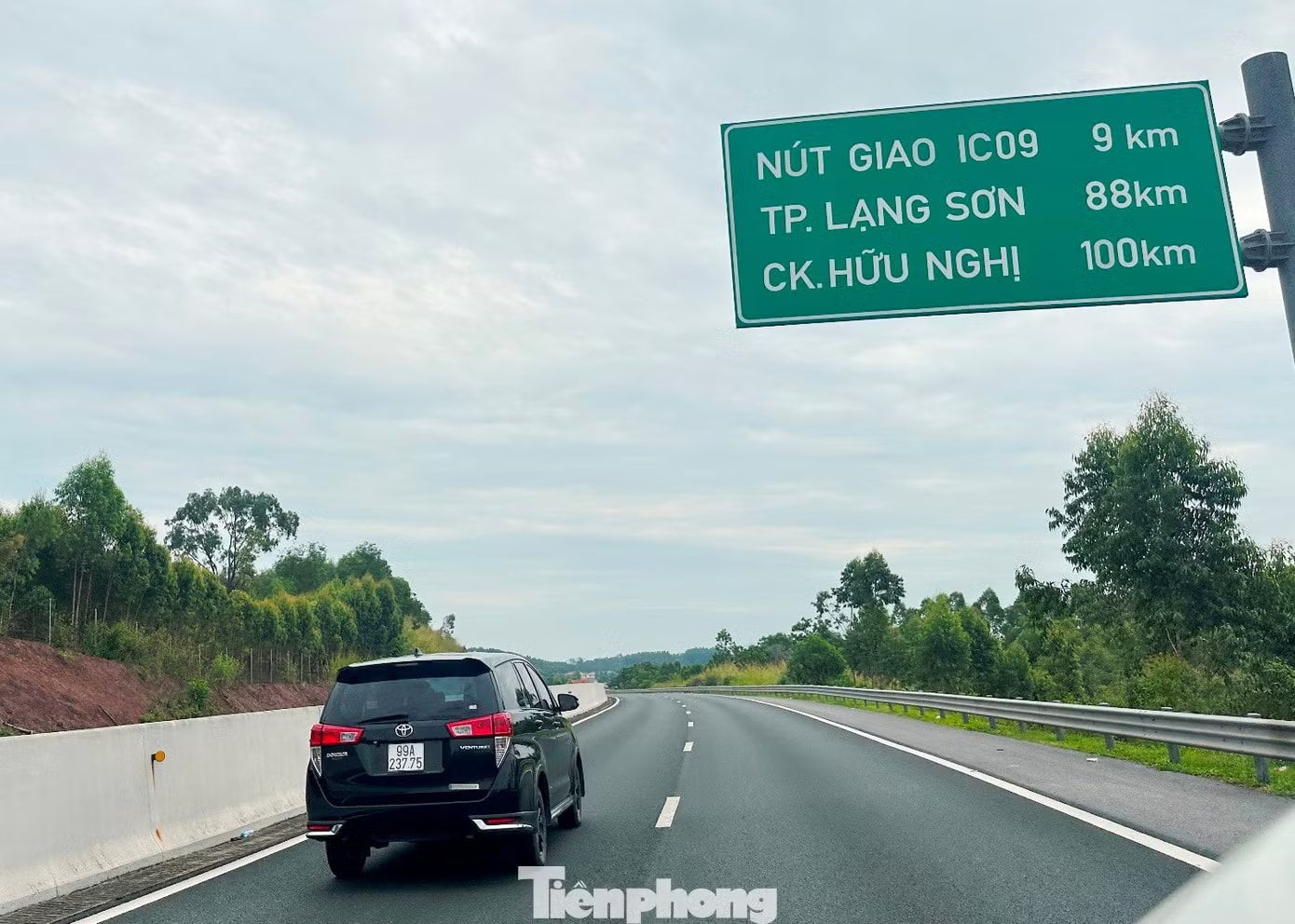 Nghịch lý: Cao tốc Bắc Giang - Lạng Sơn vắng tanh, xe chạy QL1A đông nghịt - Ảnh 4.