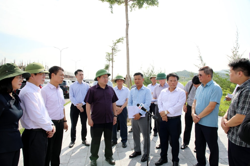 2517640_dong_chi_bi_thu_tinh_uy_12324811.jpg