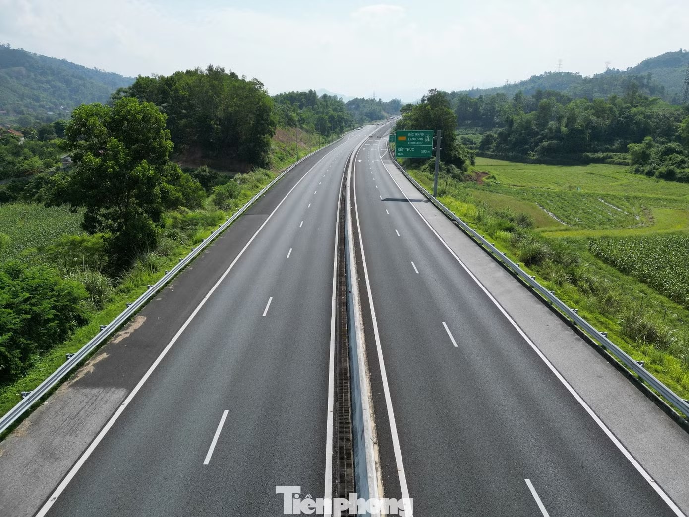 Nghịch lý: Cao tốc Bắc Giang - Lạng Sơn vắng tanh, xe chạy QL1A đông nghịt - Ảnh 2.
