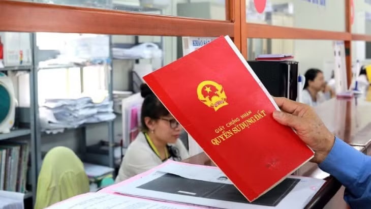 Trong 5 tháng đầu năm, TPHCM đã cấp giấy chứng nhận cho 18.661 căn nhà. Số lượng sổ đỏ cấp lần đầu ở TPHCM giảm mạnh - Ảnh 1.