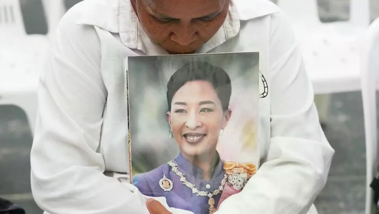 Một người dân ôm ảnh của Công chúa Bajrakitiyabha Narendira Debyavati. (Ảnh: AP) Công chúa Thái Lan qua đời sau thời gian dài hôn mê - Ảnh 2.