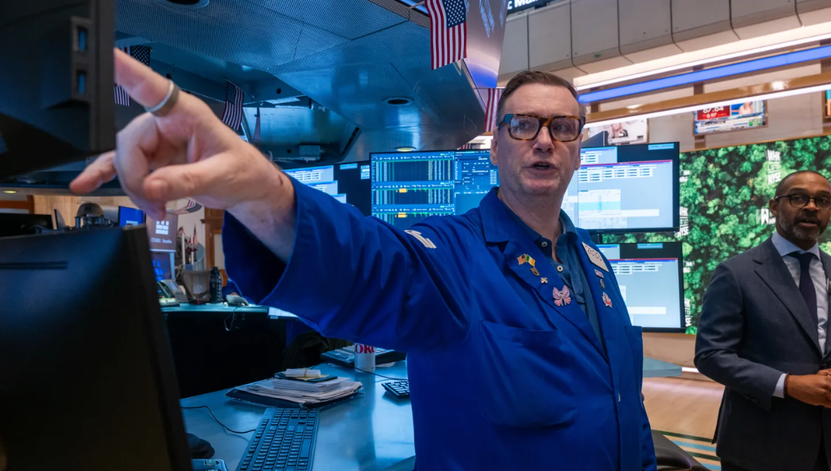 Ông Trump tuyên bố đạt thỏa thuận với Iran: Dow Jones tăng hơn 900 điểm, giá dầu lao dốc