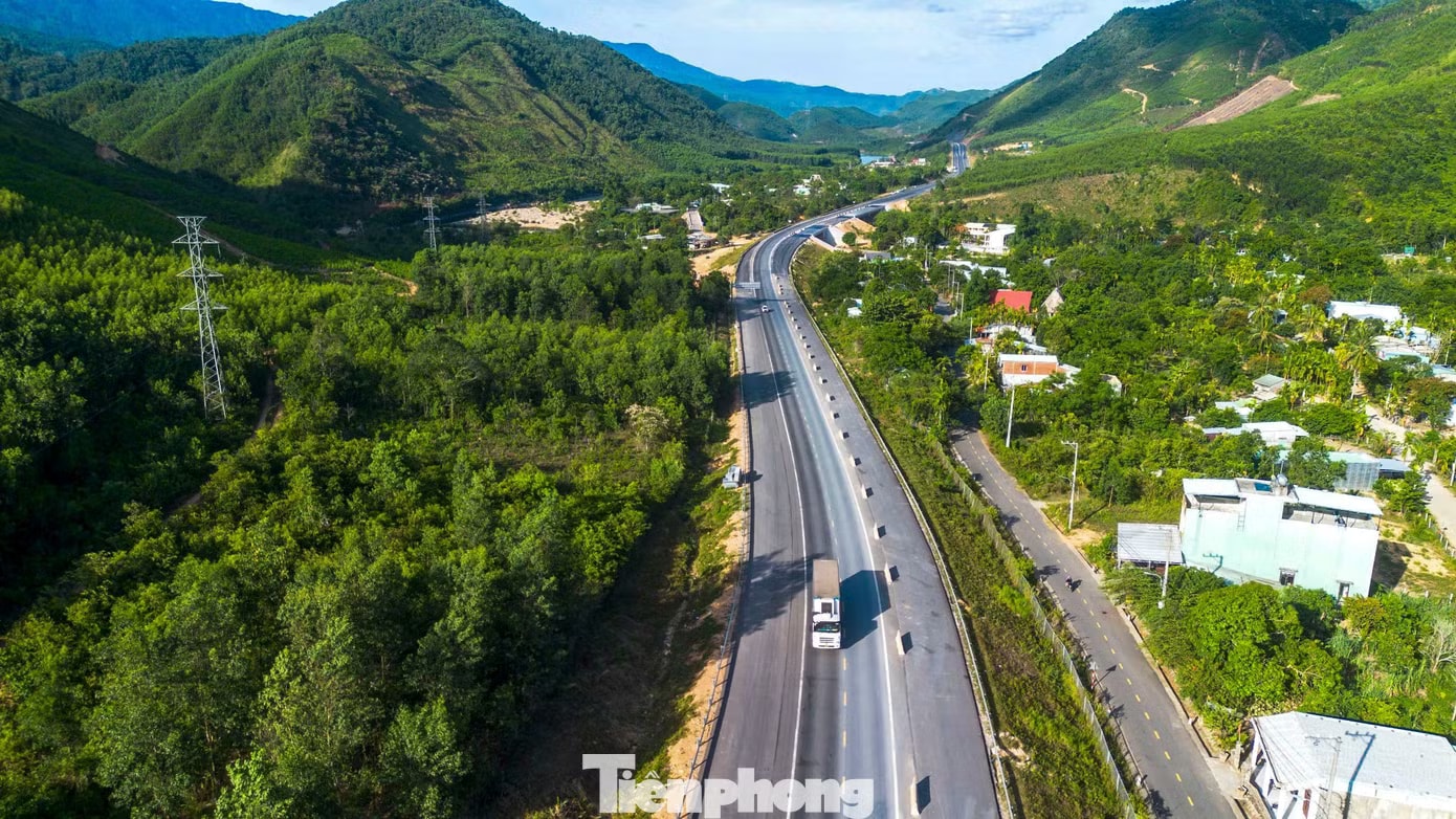 Toàn cảnh dự án mở rộng cao tốc La Sơn - Hòa Liên sắp về đích - Ảnh 9.
