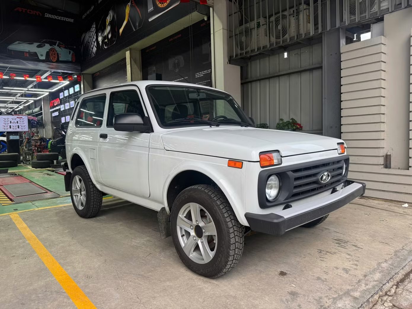 Mẫu SUV Lada Niva Legend từng xuất hiện tại Việt Nam. Ảnh: Vinh Nguyen Loạt ô tô Nga rao bán ở Việt Nam: Giá thấp nhất từ 310 triệu đồng - Ảnh 3.