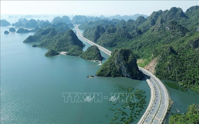 Tuyến đường ven biển đẹp nhất Việt Nam: Xuyên núi, ôm biển và kết nối 2 vịnh di sản- Ảnh 4. Tuyến đường ven biển đẹp nhất Việt Nam: Xuyên núi, ôm biển và kết nối 2 vịnh di sản- Ảnh 4.