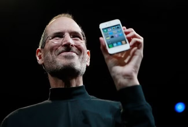 Steve Jobs viết lại lịch sử smartphone hiện đại nói riêng và giới công nghệ nói chung. Đế chế hàng nghìn tỷ USD phía sau 3 tỷ phú vào đề thi Văn tốt nghiệp THPT - Ảnh 1.