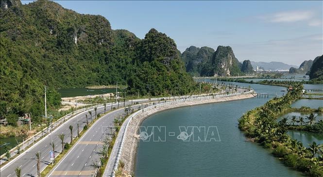 Tuyến đường ven biển đẹp nhất Việt Nam: Xuyên núi, ôm biển và kết nối 2 vịnh di sản- Ảnh 3. Tuyến đường ven biển đẹp nhất Việt Nam: Xuyên núi, ôm biển và kết nối 2 vịnh di sản- Ảnh 3.