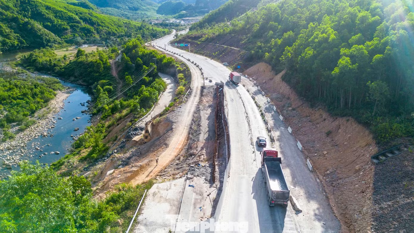 Toàn cảnh dự án mở rộng cao tốc La Sơn - Hòa Liên sắp về đích - Ảnh 5.