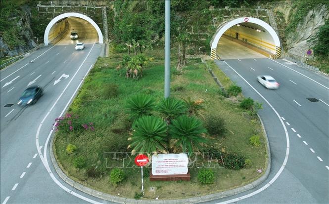 Tuyến đường ven biển đẹp nhất Việt Nam: Xuyên núi, ôm biển và kết nối 2 vịnh di sản- Ảnh 2. Tuyến đường ven biển đẹp nhất Việt Nam: Xuyên núi, ôm biển và kết nối 2 vịnh di sản- Ảnh 2.