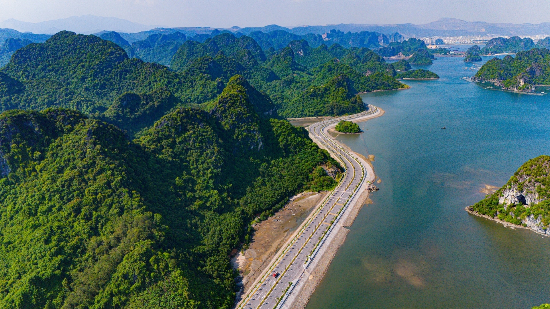 Tuyến đường ven biển đẹp nhất Việt Nam: Xuyên núi, ôm biển và kết nối 2 vịnh di sản- Ảnh 1. Tuyến đường ven biển đẹp nhất Việt Nam: Xuyên núi, ôm biển và kết nối 2 vịnh di sản- Ảnh 1.