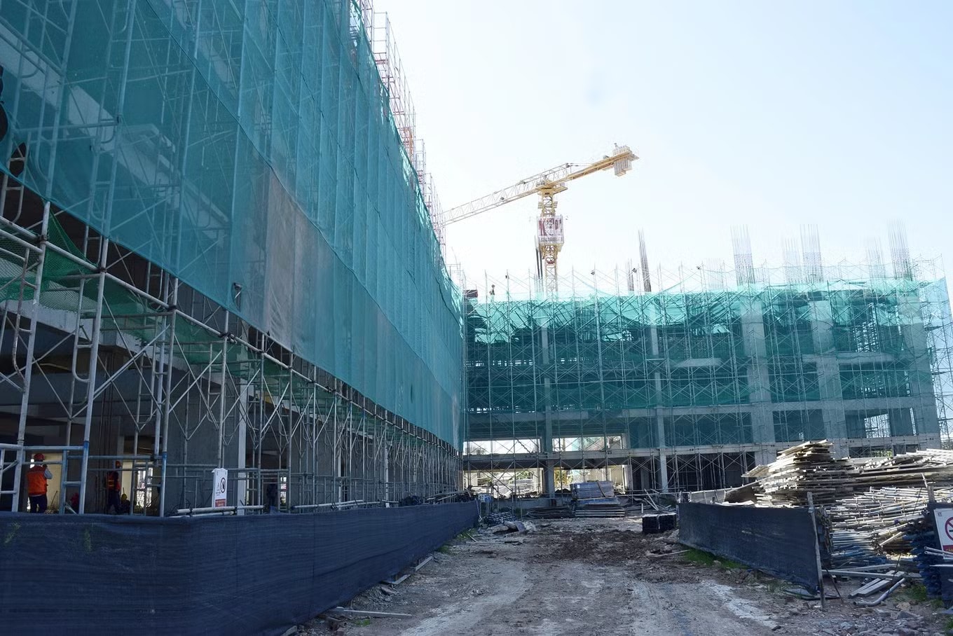 Một dự án nhà ở xã hội tại phường Vinh Lộc đang gấp rút được hoàn thiện. Cảnh báo chiêu trò 'đặt cọc, giữ chỗ' nhà ở xã hội - Ảnh 2.
