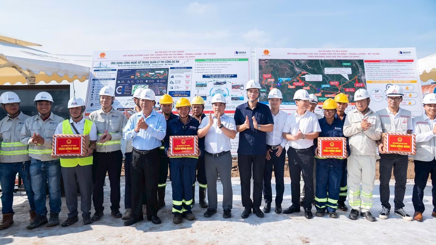 Bộ trưởng Bộ Xây dựng Trần Hồng Minh tặng quà cho các công nhân Bộ trưởng Bộ Xây dựng đánh giá cao mô hình chuyển đổi số và đào tạo thực chiến của Đèo Cả - Ảnh 3.