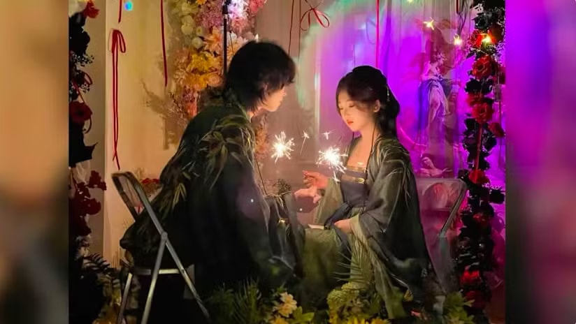 Một cảnh trong vở kịch tình yêu kiểu lianpei. (Ảnh: CNA) Phụ nữ Trung Quốc vung tiền mua tình yêu theo kịch bản - Ảnh 1.