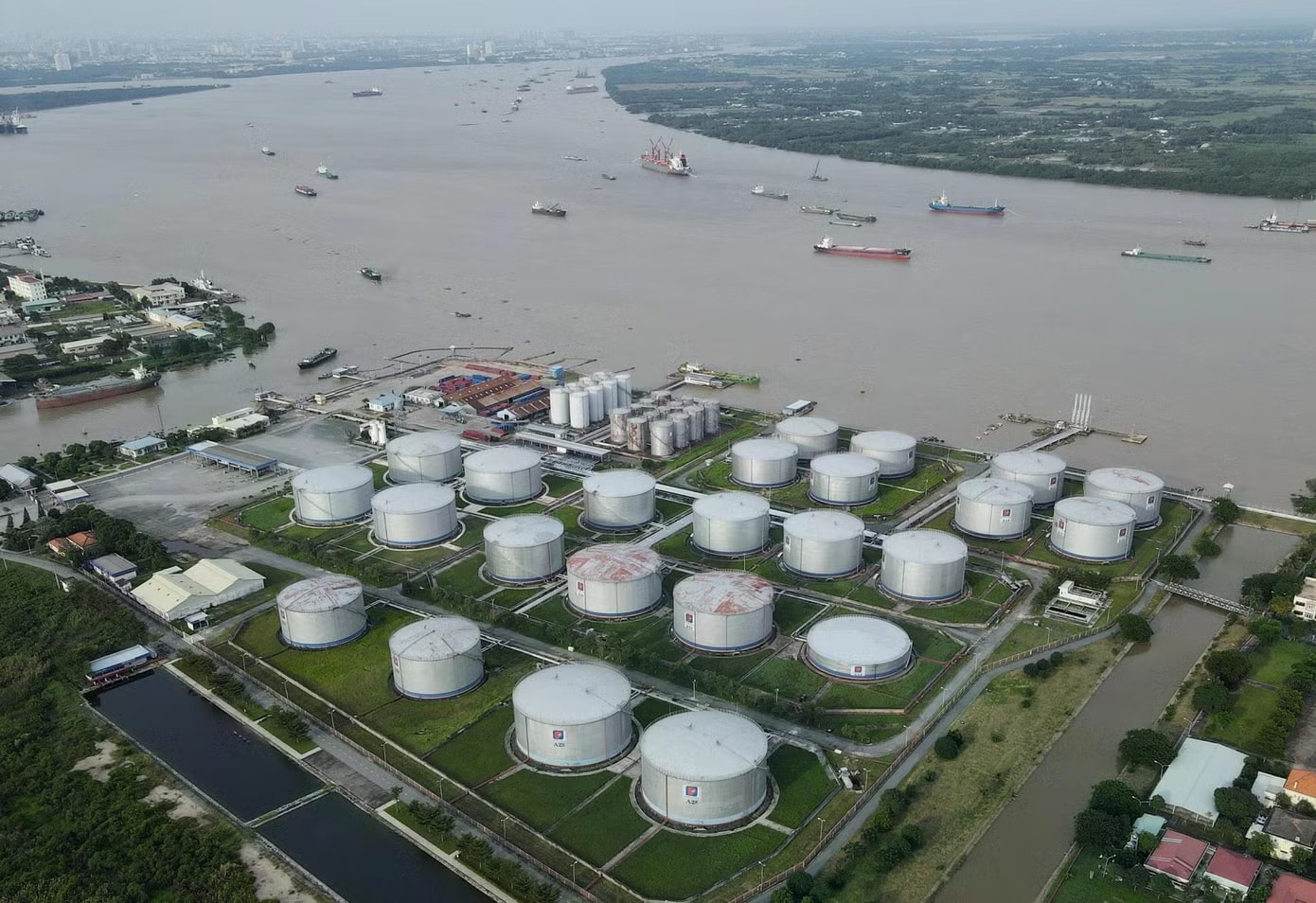Việt Nam chuyển hướng, tăng nhập khẩu xăng dầu từ các thị trường châu Á - Thái Bình Dương. Giữa biến động Trung Đông, Việt Nam chuyển hướng nhập năng lượng ở đâu? - Ảnh 1.