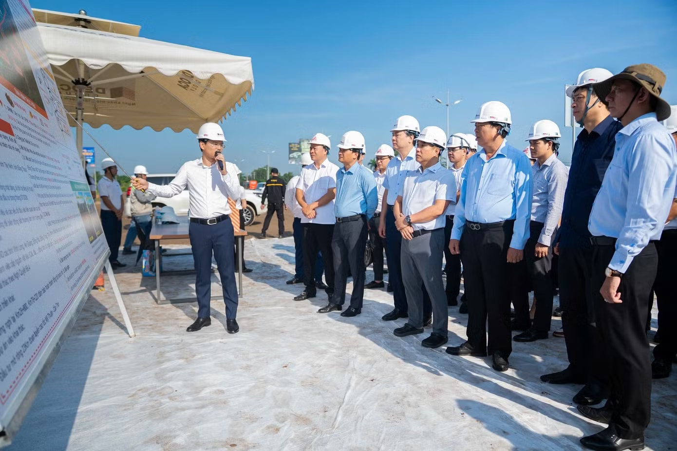 Đại diện Ban điều hành dự án báo cáo tiến độ thi công dự án mở rộng cao tốc TP. Hồ Chí Minh - Trung Lương - Mỹ Thuận. Bộ trưởng Bộ Xây dựng đánh giá cao mô hình chuyển đổi số và đào tạo thực chiến của Đèo Cả - Ảnh 1.