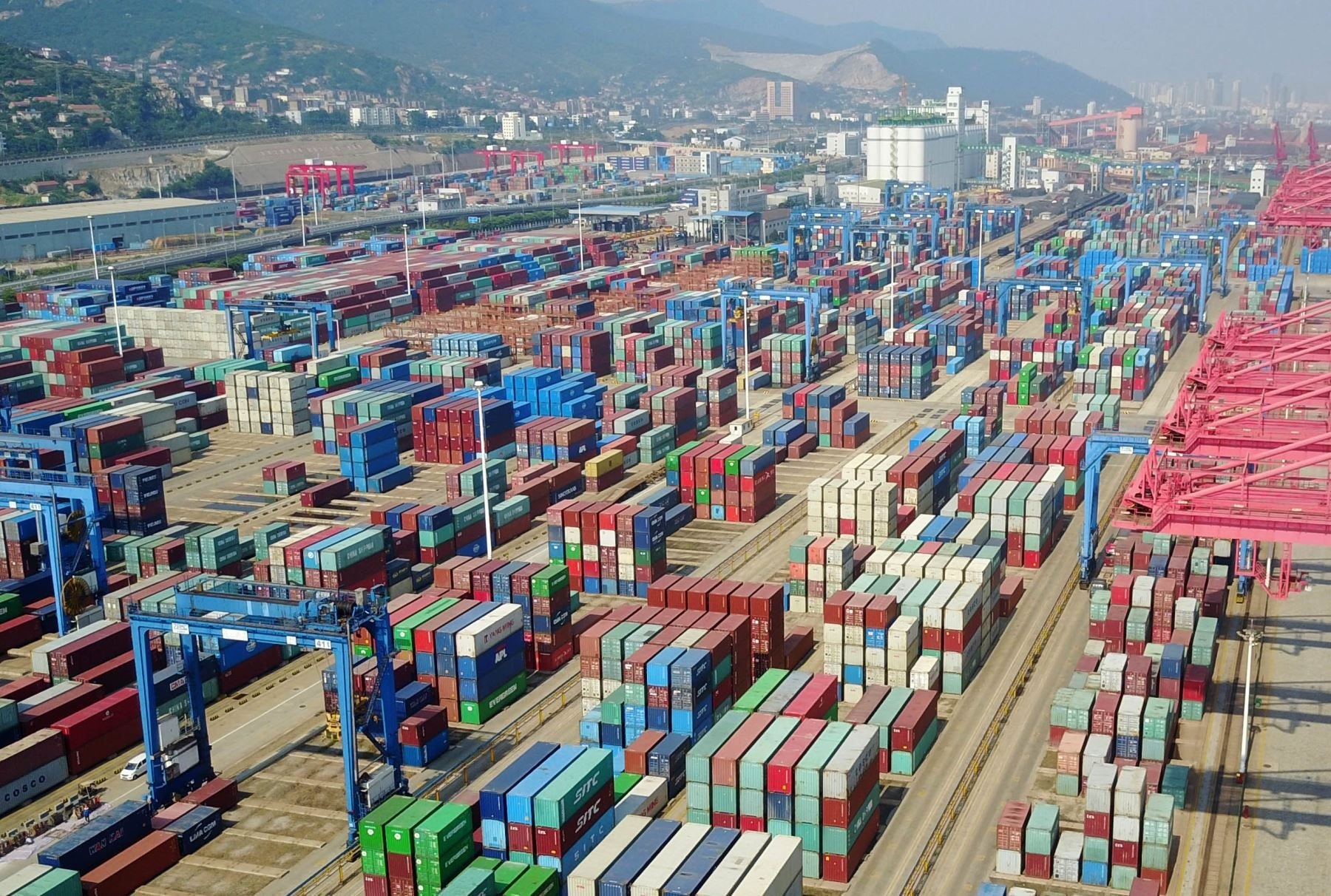 Việt Nam nhập siêu hơn 15 tỷ USD.
