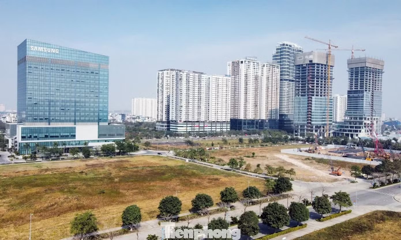 Trong giai đoạn 2026-2028, Hà Nội dự kiến sẽ có thêm khoảng 370.000 m² diện tích văn phòng mới (khu vực phía Tây, chiếm tới 76% nguồn cung). Thị trường văn phòng Hà Nội vào 'cuộc chơi' mới - Ảnh 1.