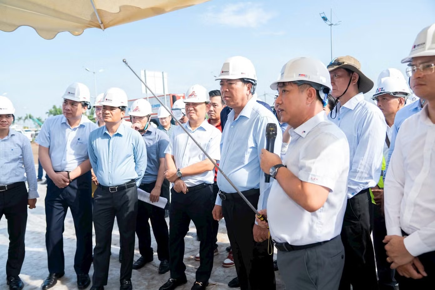 Đoàn công tác kiểm tra tiến độ dự án mở rộng cao tốc TP.HCM - Trung Lương - Mỹ Thuận Bộ trưởng Bộ Xây dựng đánh giá cao mô hình chuyển đổi số và đào tạo thực chiến của Đèo Cả - Ảnh 2.