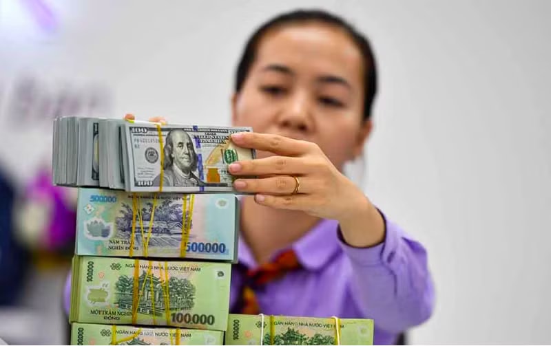 Lãi suất huy động tăng trở lại nhưng ngân hàng vẫn thiếu vốn. Lãi suất huy động tăng cao, vì sao ngân hàng vẫn 'khát' vốn? - Ảnh 1.