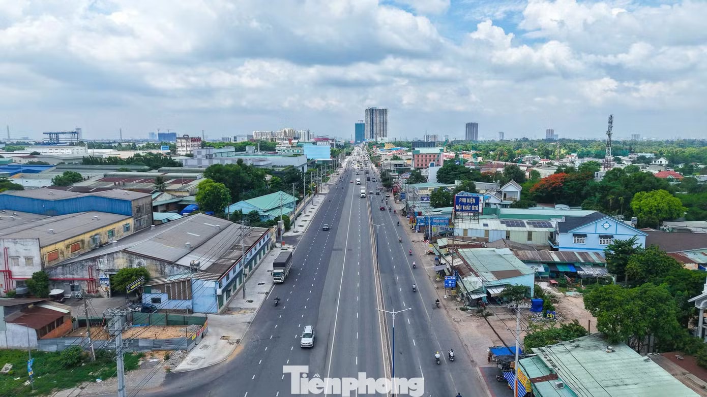 Quốc lộ 13, tuyến đường huyết mạch nối liền TPHCM với Bình Dương và Bình Phước cũ, đang chứng kiến sự Hàng chục dự án căn hộ đua nhau 'mọc' lên dọc đoạn Quốc lộ - Ảnh 1.