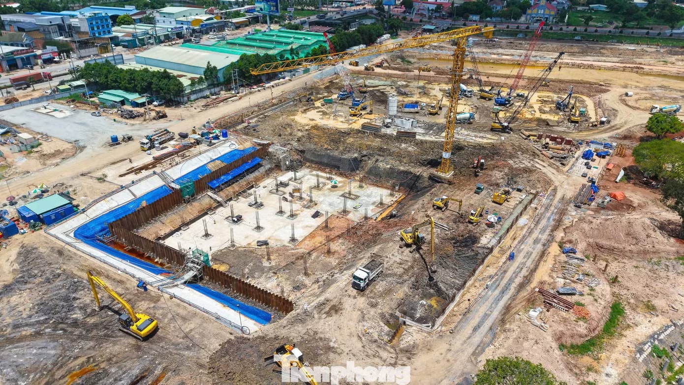 Bên trong dự án đang thi công tấp nập. Hàng chục dự án căn hộ đua nhau 'mọc' lên dọc đoạn Quốc lộ - Ảnh 25.