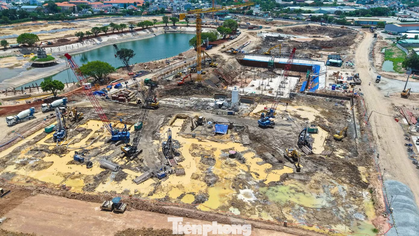 Dự án có quy mô 26 ha, đặc biệt có hồ cảnh quan rộng 7 ha ở giữa dự án. Hàng chục dự án căn hộ đua nhau 'mọc' lên dọc đoạn Quốc lộ - Ảnh 23.