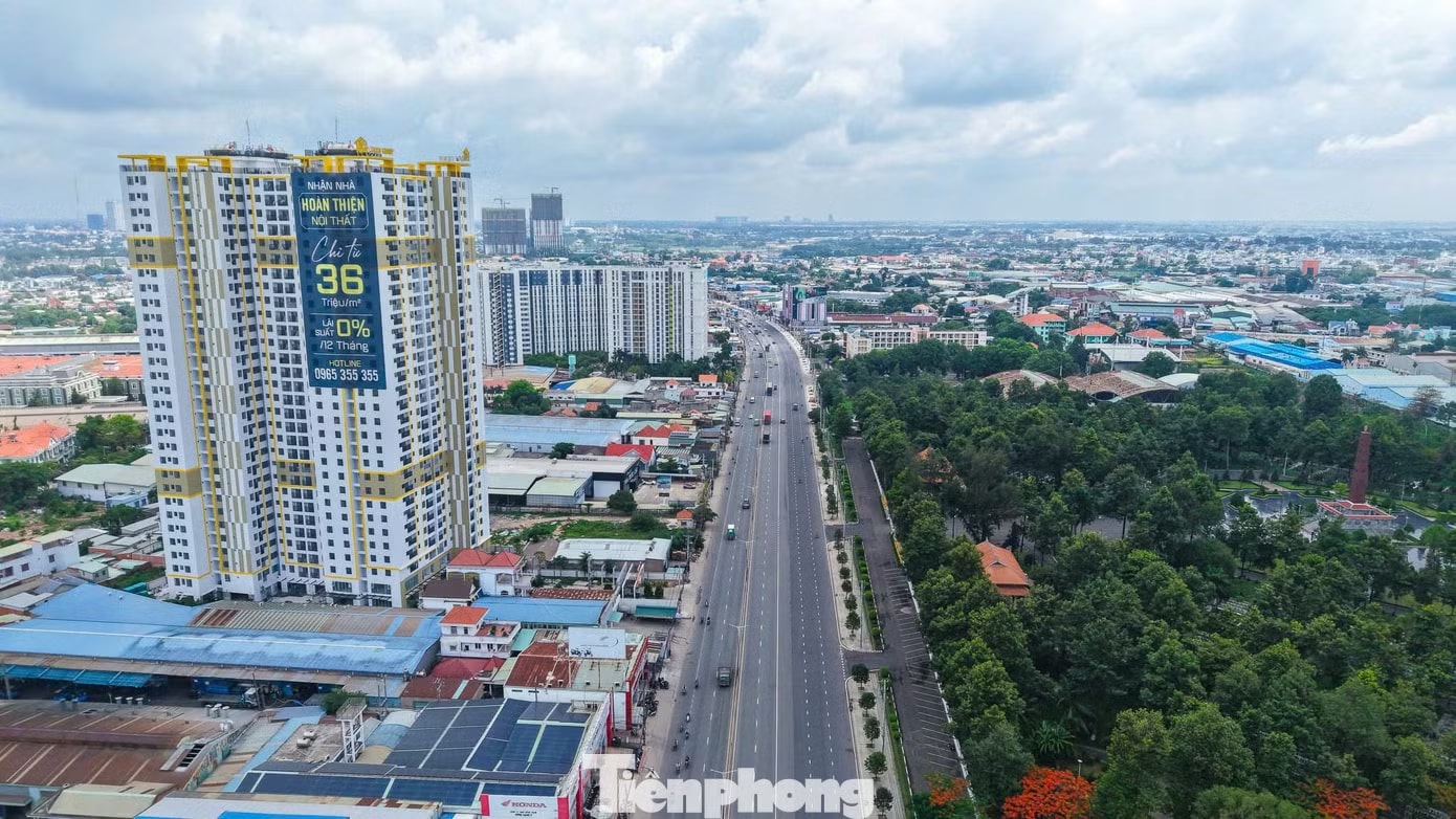 Tương tự, Diamond Boulevard (chung cư Tân An Bình Dương) là dự án căn hộ phân khúc cao cấp nằm ngay mặt tiền quốc lộ 13. Hàng chục dự án căn hộ đua nhau 'mọc' lên dọc đoạn Quốc lộ - Ảnh 8.