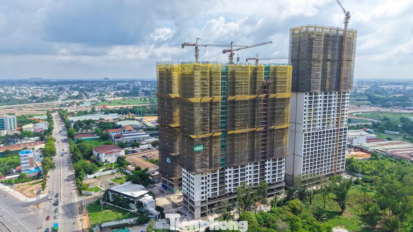 Lavita Thuận An là dự án tổ hợp căn hộ chung cư cao cấp tọa lạc tại mũi tàu quốc lộ 13 và đường Nguyễn Thị Minh Khai. Hàng chục dự án căn hộ đua nhau 'mọc' lên dọc đoạn Quốc lộ - Ảnh 16.