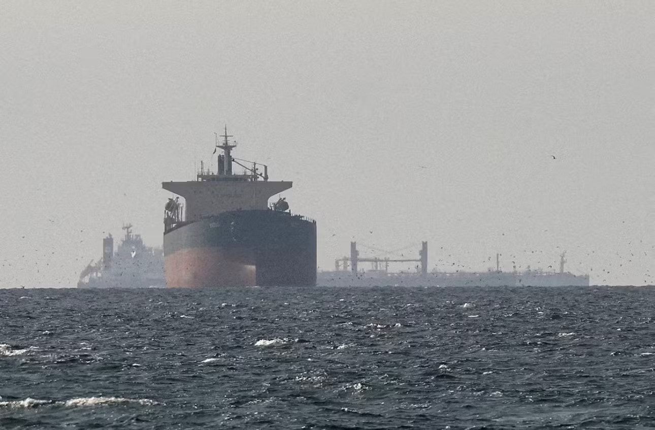 Khu vực eo biển Hormuz. (Ảnh: Reuters) Bốn cường quốc sẵn sàng dỡ bỏ trừng phạt Iran sau thỏa thuận với Mỹ - Ảnh 1.