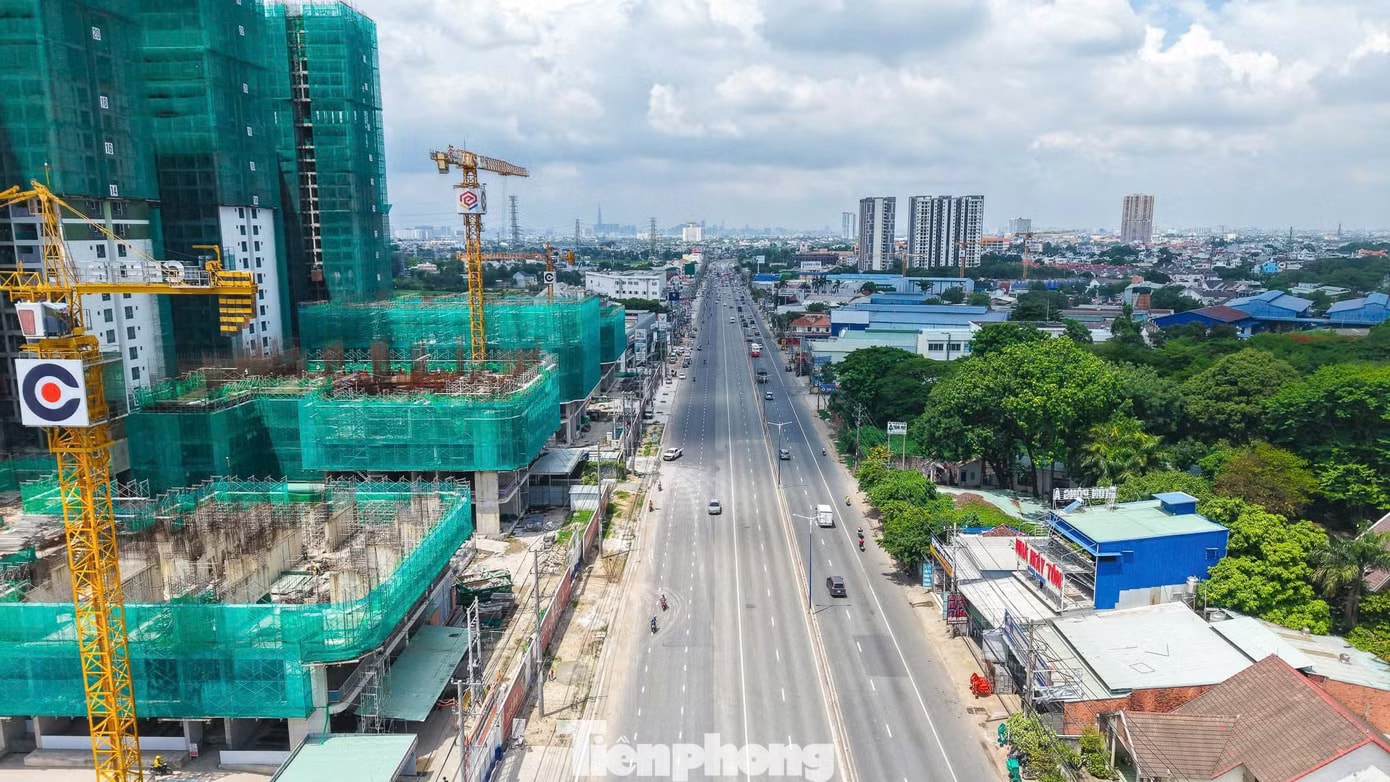 Diện mạo quốc lộ 13 thay đổi, kéo theo hàng chục dự án bất động sản đua nhau mọc lên. Hàng chục dự án căn hộ đua nhau 'mọc' lên dọc đoạn Quốc lộ - Ảnh 3.