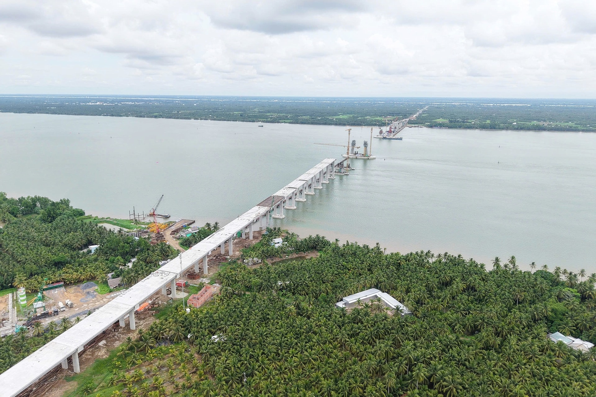Công trường cầu Đại Ngãi 1 đang huy động khoảng 350 kỹ sư, công nhân cùng 90 máy móc, thiết bị, triển khai đồng thời 26 mũi thi công.