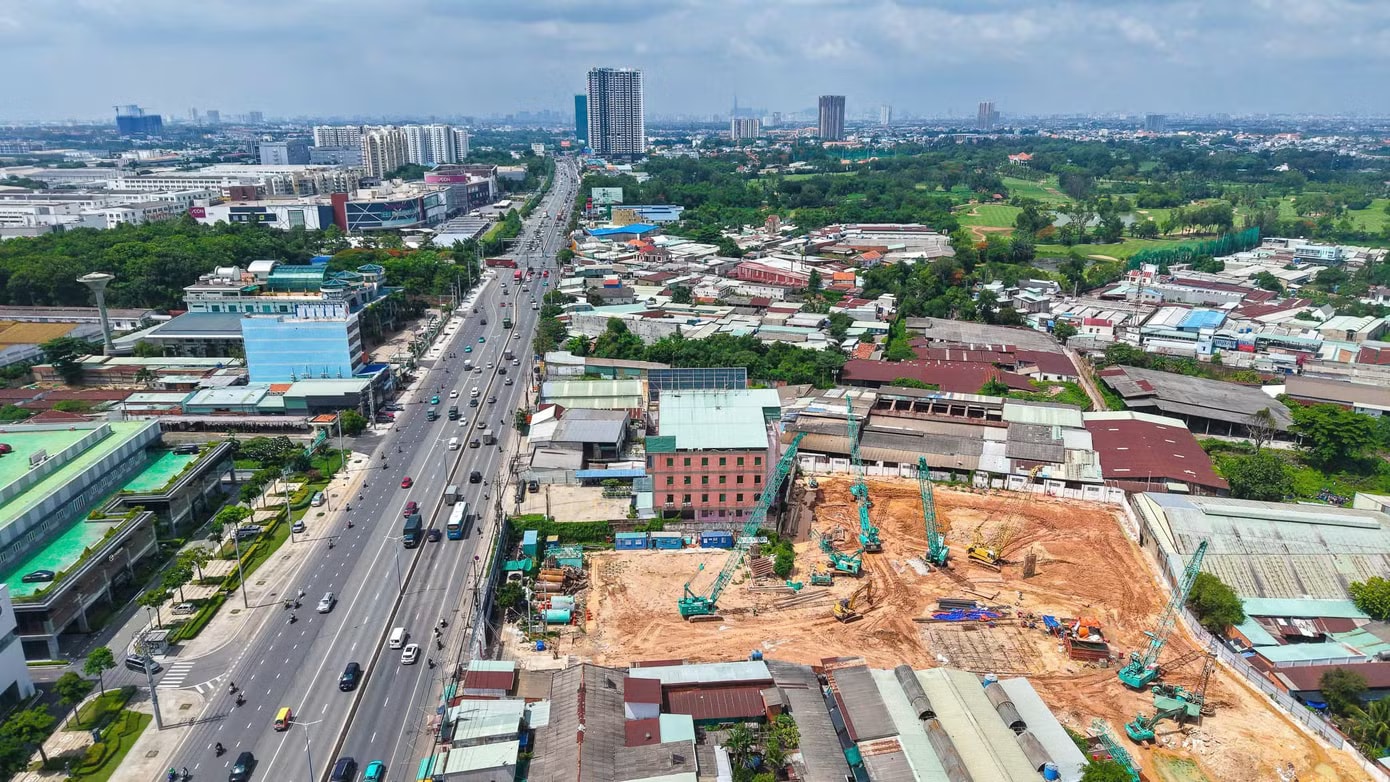 Khải Hoàn Land cũng góp mặt ở quốc lộ 13 bằng dự án Khải Hoàn Imperial. Hàng chục dự án căn hộ đua nhau 'mọc' lên dọc đoạn Quốc lộ - Ảnh 26.