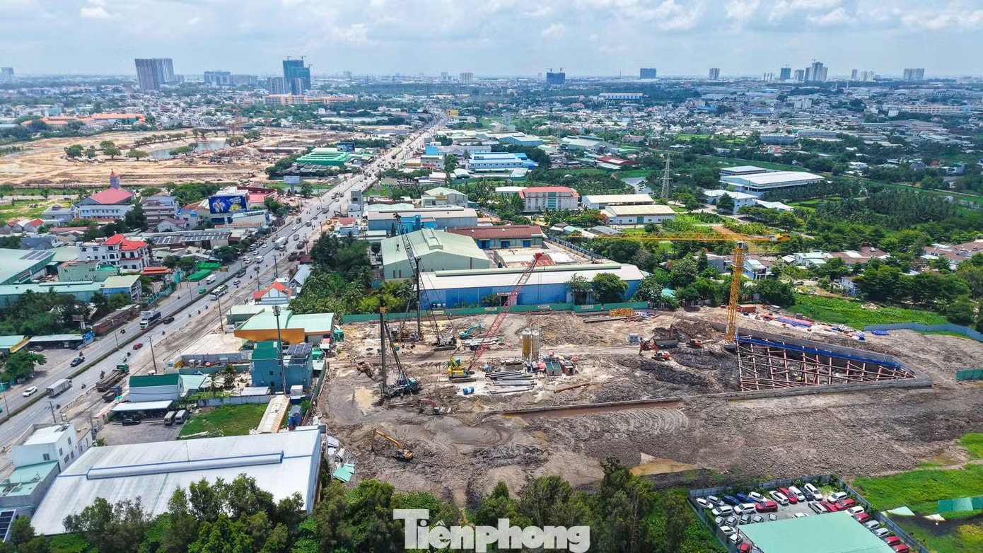 Dự án Bcons New Sky (Khu căn hộ chung cư Điểm đến mới - The New Point) là tổ hợp căn hộ phân khúc cao cấp do Tập đoàn Bcons (pháp nhân phát triển là Công ty TNHH Song Hỷ Quốc Tế) đầu tư xây dựng tại mặt tiền quốc lộ 13. Hàng chục dự án căn hộ đua nhau 'mọc' lên dọc đoạn Quốc lộ - Ảnh 29.