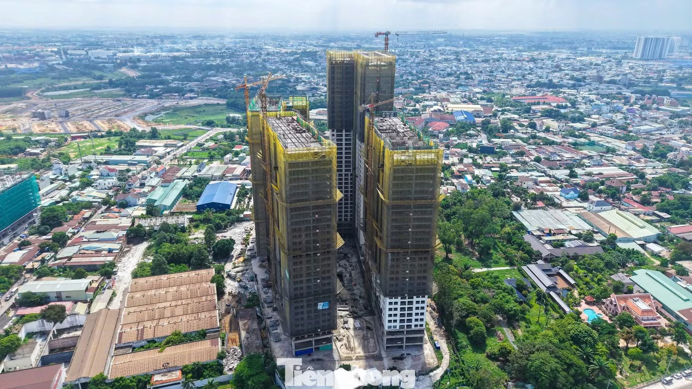 Dự án do Công ty CP Bất động sản Thuận An làm chủ đầu tư và được phát triển bởi Hưng Thịnh Land (thuộc Tập đoàn Hưng Thịnh). Hàng chục dự án căn hộ đua nhau 'mọc' lên dọc đoạn Quốc lộ - Ảnh 17.